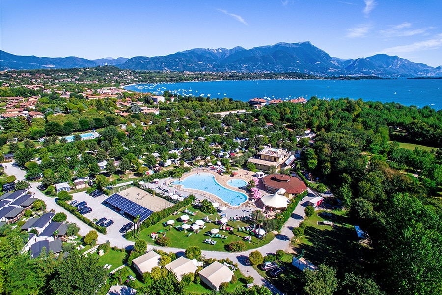 Campsite Baia Verde is a campsite in Manerba del Garda, Brescia, located a river/stream and by a lake/recreational pond.