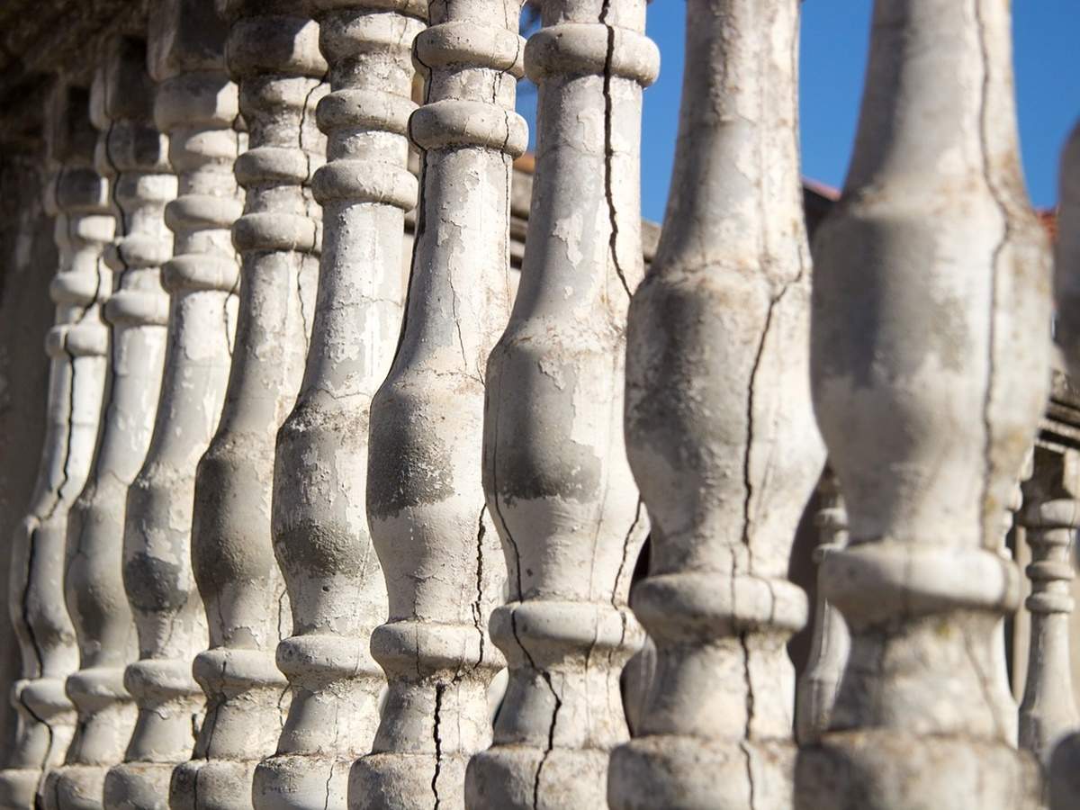 Close-up of a white fence

Description automatically generated